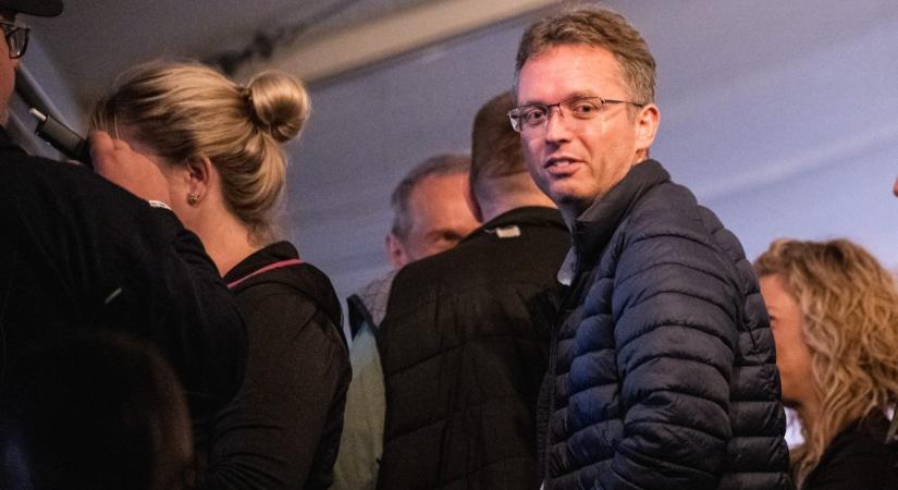 Hankó Balázs sietős léptekkel, kamerák előtt játszotta el, hogy nem érti a 17 milliárdnyi botránypénzre vonatkozó kérdést