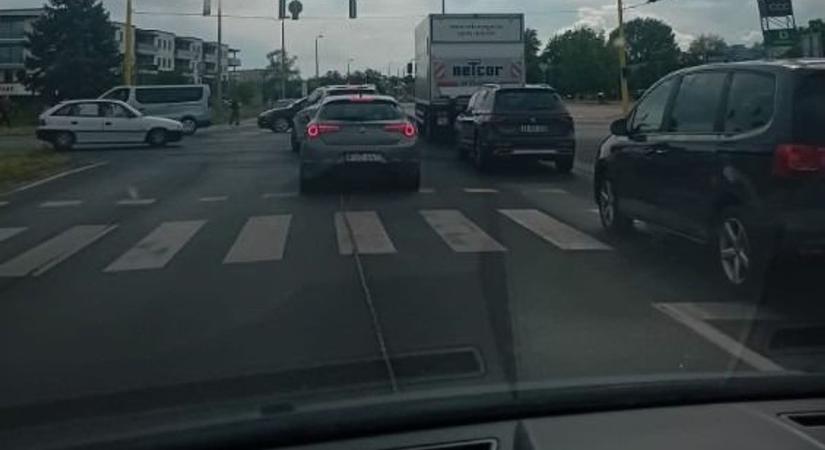 Ez okozza a káoszt Győr egyik forgalmas kereszteződésében – fotó