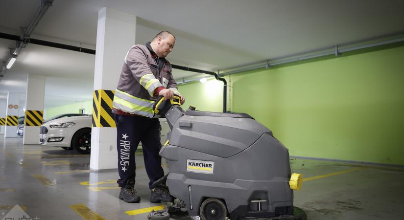 Nagytakarítás a győri Vásárcsarnok parkolóházban