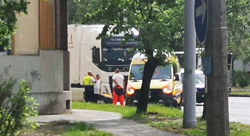 Baleset Debrecenben: autó és kamion ütközött össze a délutáni csúcsban - fotóval!