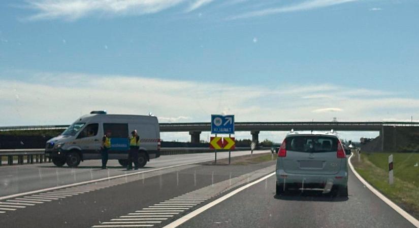 Baleset történt az M86-oson, lezárták az autóút egy szakaszát