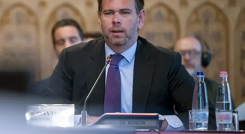 Vasútfejlesztést és KRESZ-reformot ígér Vitézy Dávid