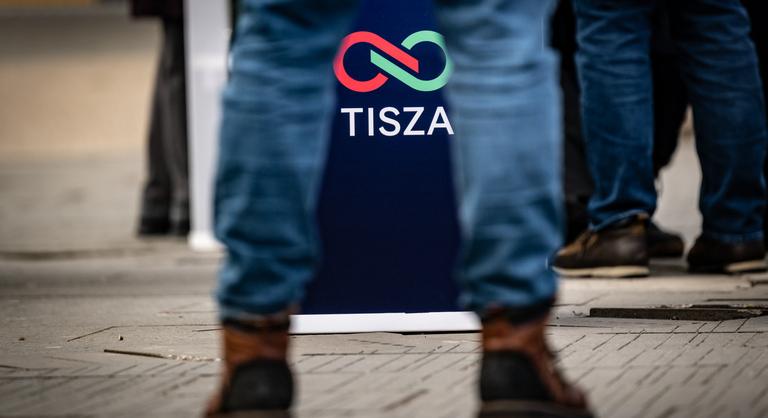 Felfüggesztett börtönbüntetést kért az ügyészség egy férfire, aki szétrúgta a Tisza Párt önkénteseinek pultját