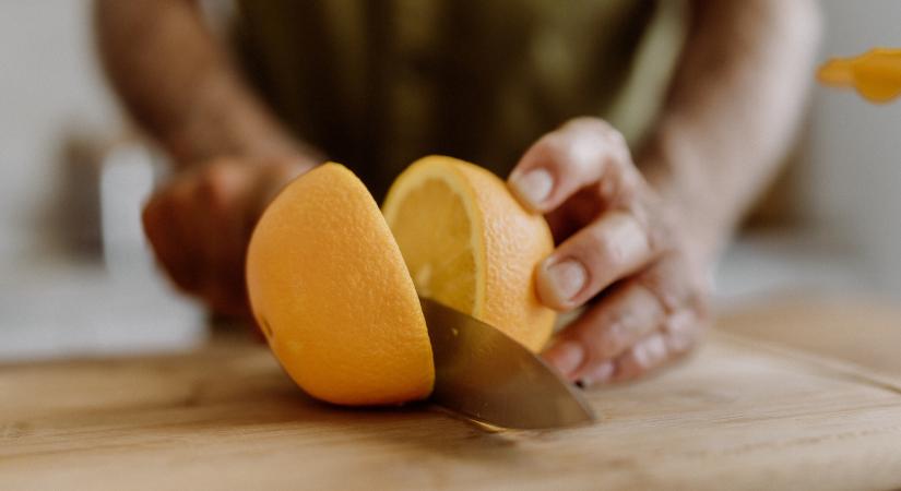 Tényleg a C-vitamin a rák ellenszere? – A Nobel-díjas kémikus ezért esküdött rá