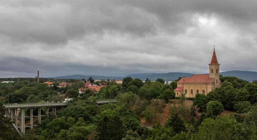 Zivatarok és viharos széllökések is lehetnek kedden