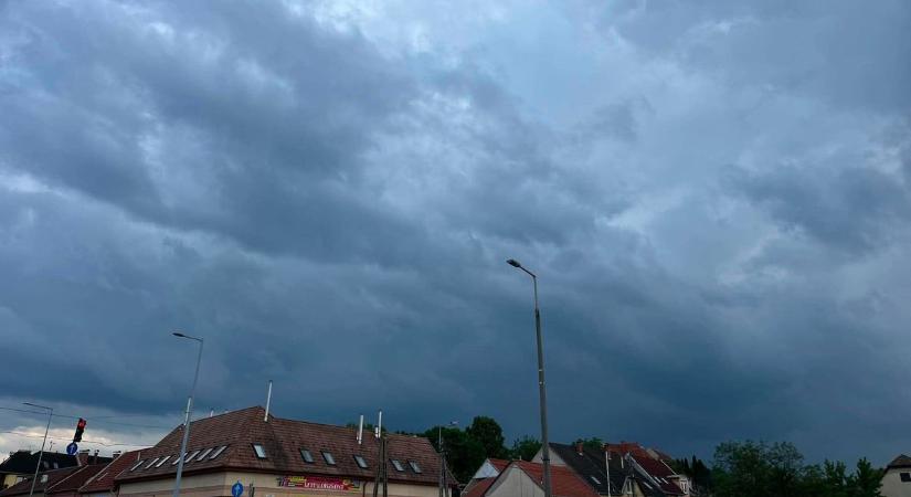 Leszakadt az ég Egerben: megérkezett a beígért vihar, özönvíz zúdult a városra  videó