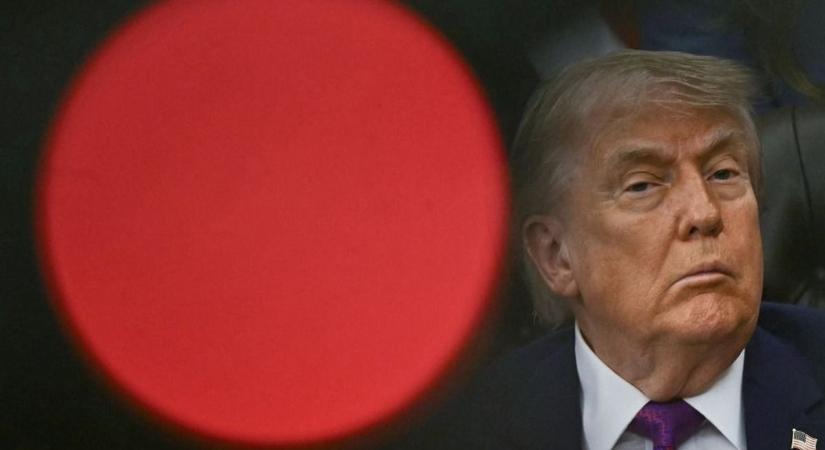 Még soha nem tett ilyet, de most az oroszlán barlangjába utazik Trump: itt nem az amerikai elnök irányít majd – „Az egész világ abban reménykedik, hogy jól sül el!"