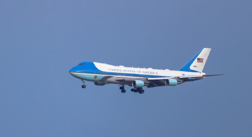 Illusztris társasággal utazik Kínába Trump
