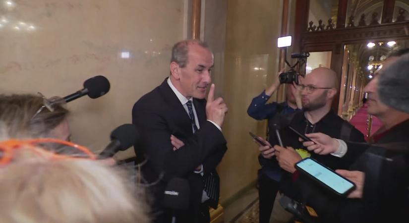 Feszült meghallgatás: Hegedűs Zsolt ígéretei és nyilvános vita az egészségügy jövőjéről