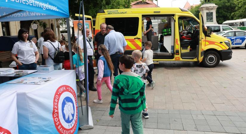 Mentő, tűzoltóautó, rendőrök a Garay téren, Szekszárdon (képgalériavideó)