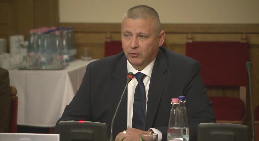 Elérzékenyült meghallgatásán a leendő honvédelmi miniszter
