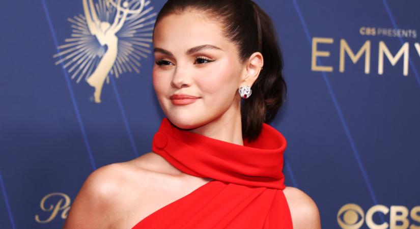 Selena Gomez kis feketéje maga a tökély: minden elegáns nő ilyenről álmodik