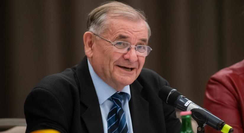 Lezsák Sándor is lezárt egy korszakot, elégette parlamenti névjegykártyáit