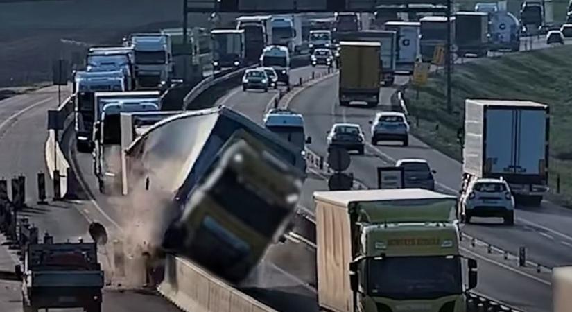 Sokkoló felvétel az M1-esen történt kamionbalesetről - Videó!