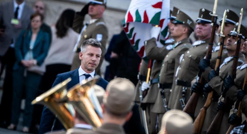 Magyar Péter utasította az Orbán-kormány ügyvezető minisztereit