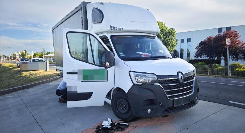 Újabb baleset Szombathelyen: teherautó ugratott át egy terelőszigetet - fotók