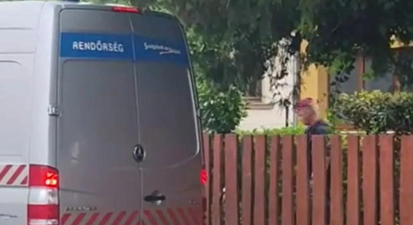 Videón, ahogy kikísérik a rendőrök Bóna Zoltán volt fideszes országgyűlési képviselőt