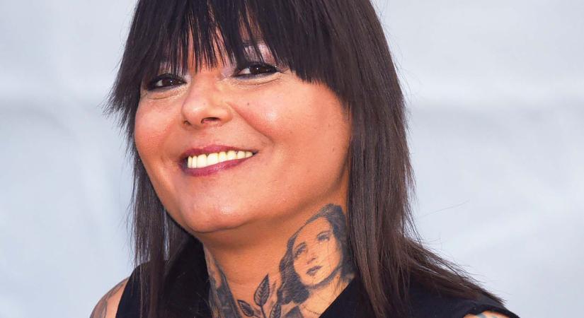 Megható poszttal jelentkezett Oláh Ibolya Anyácskája: „És akkor itt van ez a cigánylány a gyerekotthonból, aki most áll a Parlament lépcsőjén és ezreknek énekel”