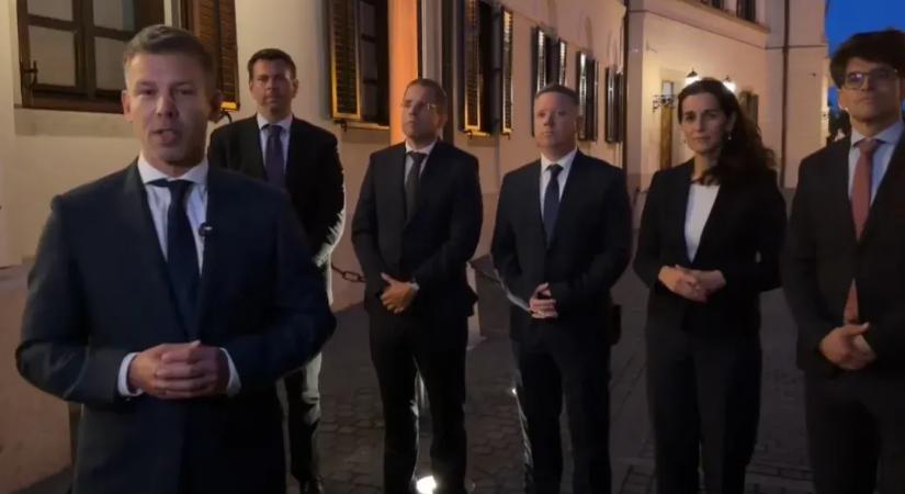 Magyar Péter a Karmelita elől élőzik hétfőn este