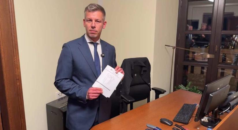 ÉLŐ: Magyar Péter besétált a Karmelitába, és rögtön egy új iratmegsemmisítőbe botlott