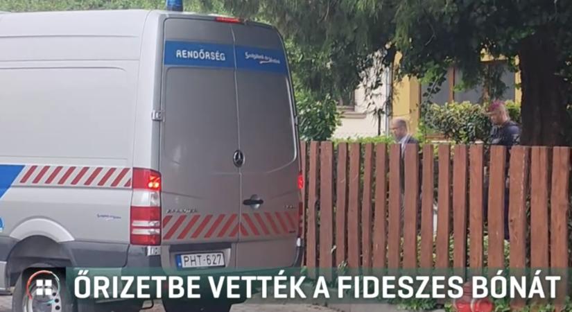 Videón, ahogy elviszik otthonából a rendőrök a volt fideszes képviselőt