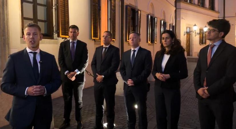 Magyar Péter élőben tartott tárlatvezetést a Karmelitában, ahol új iratmegsemmisítőket is talált