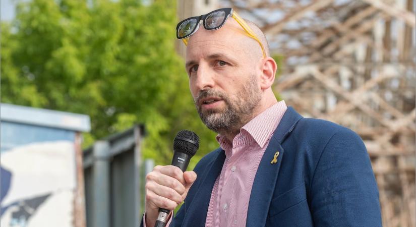Az Izrael-párti blogger beperelte a történészt, aki szerint ő „a palesztinok kiirtását üdvözli”