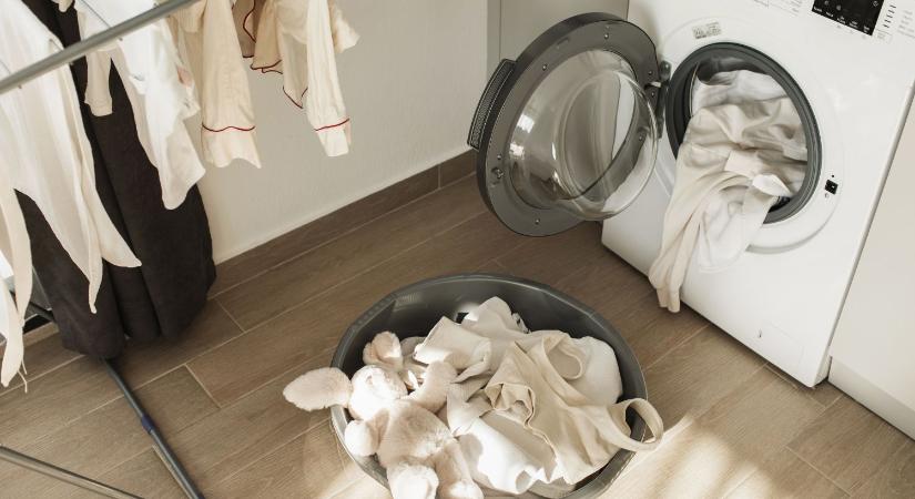 Ezért lesz mindig egy nagy csomó az ágynemű a mosógépben – így előzd meg, hogy rázkódjon!