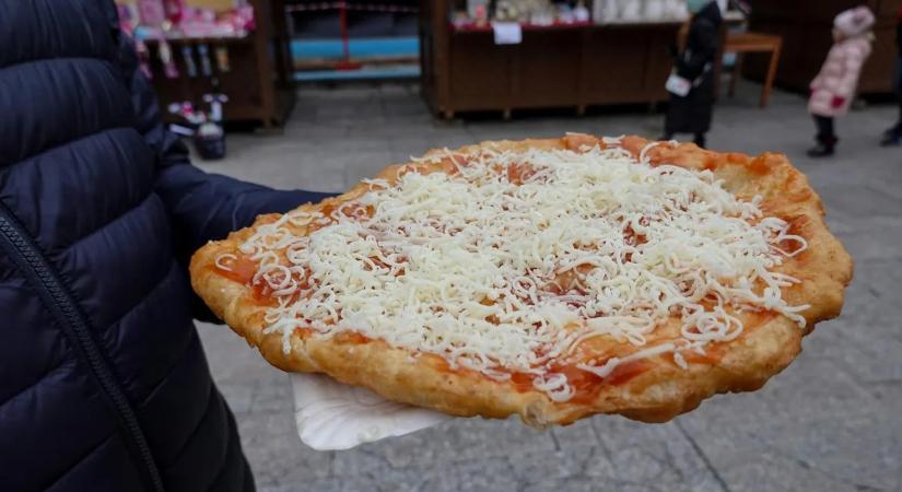 Erről érdemes tudnia a balatoni lángos kapcsán – őrült összegekre bukkanni a színfalak mögött