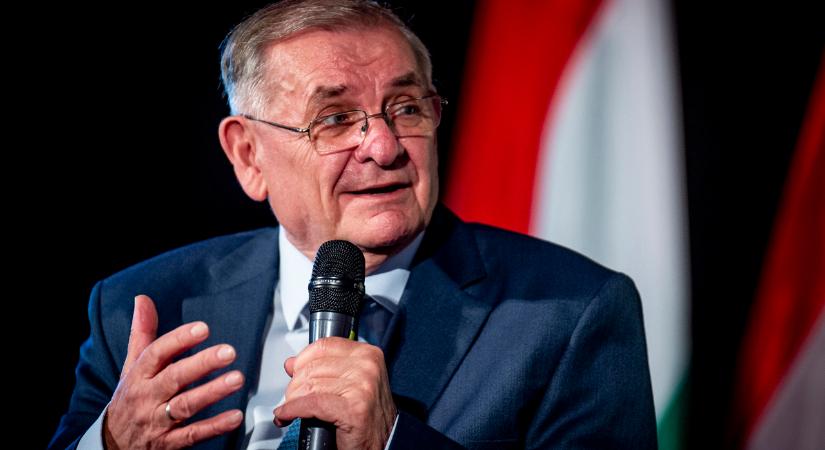 Lezsák Sándor elégette a feleslegessé vált parlamenti névjegykártyáit