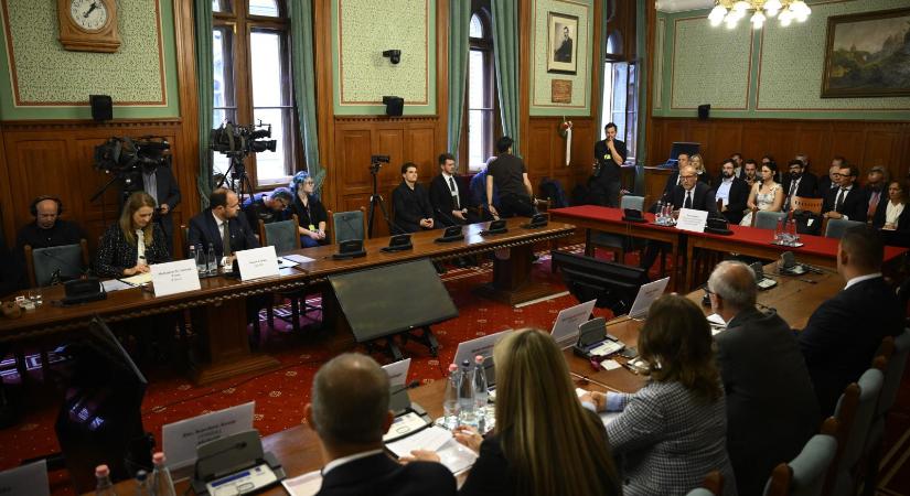 Folytatódik a leendő miniszterek meghallgatása, délután megalakul a Tisza-kormány