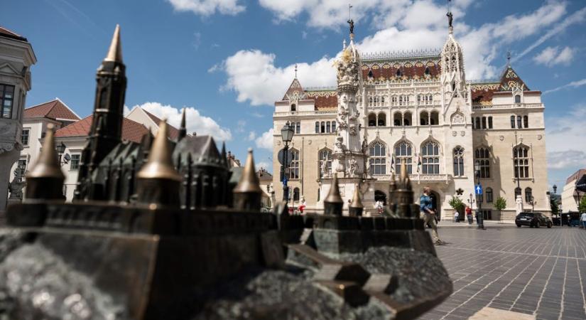 Rogán Antal és Pintér Sándor „százmilliárdokból felhúzott luxus minisztériumaiból” közölt képeket Magyar Péter
