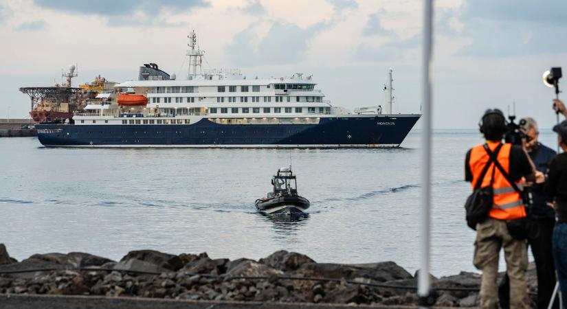 Fellélegeztek Tenerifén, a hantavírussal fertőzött Hondius óceánjáró elhagyta a szigetet