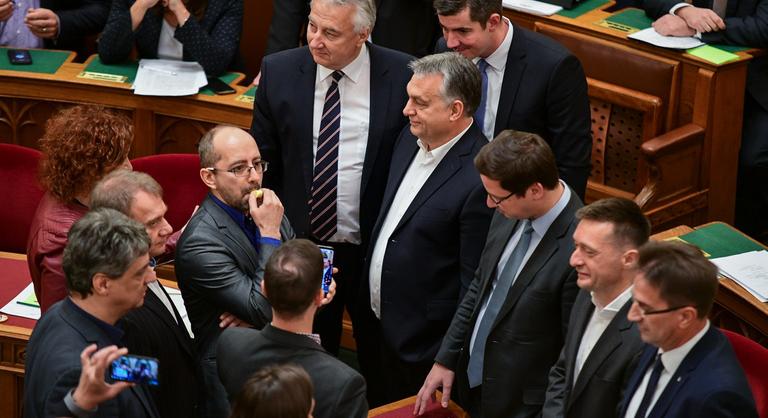 Volt parlamenti képviselők hét indítványban támadják az Orbán-kormány jogszabályait