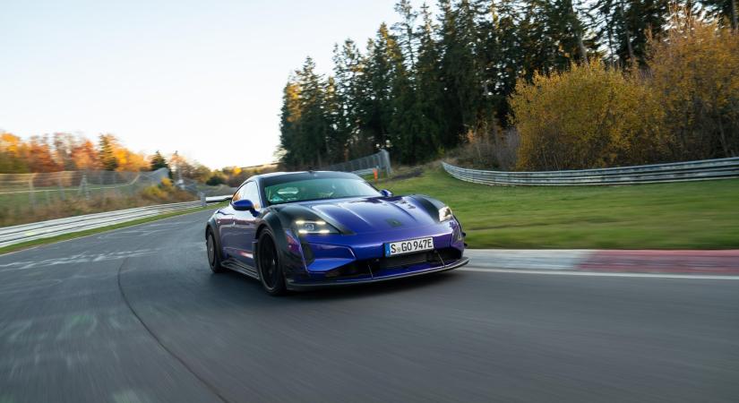 Új sportcsomagot kapott, rommá verte a villanyautókat ez a Porsche a Nürburgringen