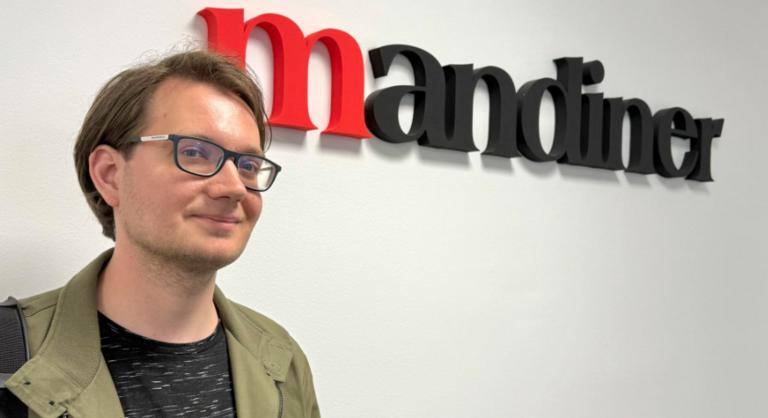 Távozik a Mandiner két munkatársa, köztük az a riporter, akit Ruszin-Szendi Romulusz meglökött