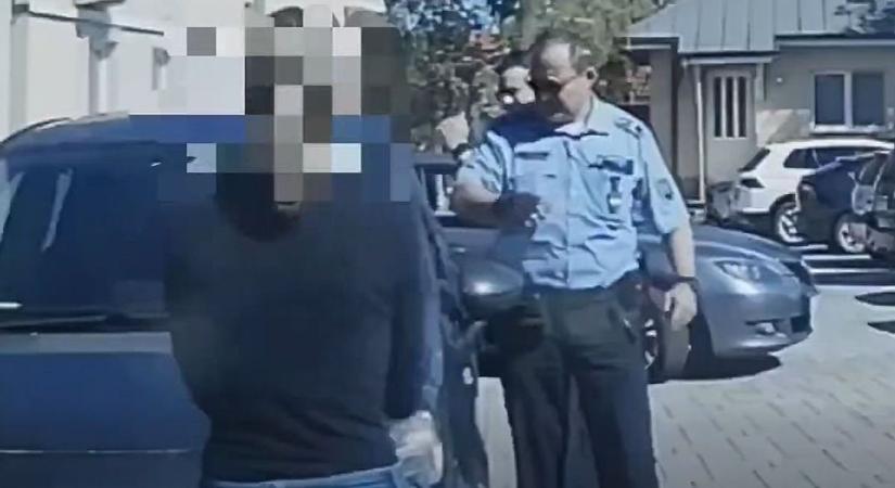 Rendőri segítséggel menekült meg egy autóba zárt kislány Tapolcán (videó)