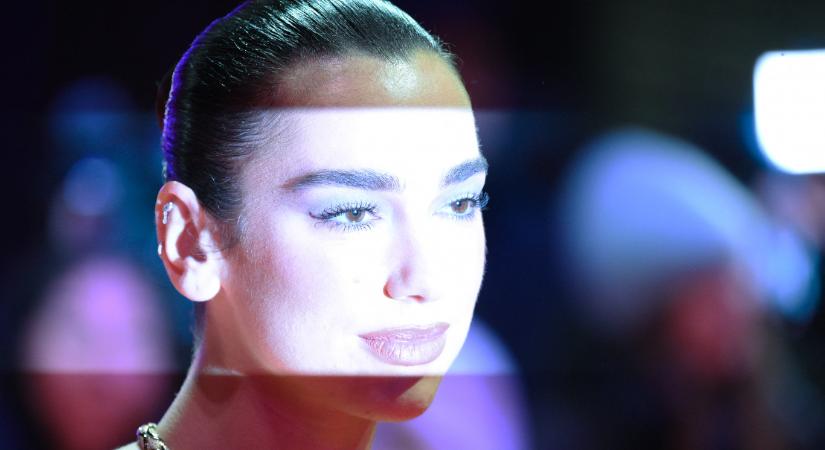 Dua Lipa arca nem eladó: beperelte a Samsungot egy tévécsomagolás miatt