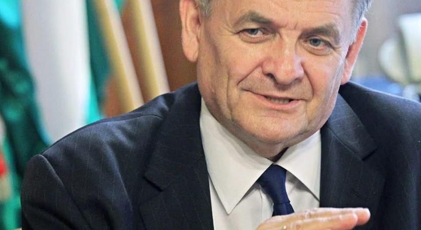 Drámai búcsú a parlamenttől: a fideszes képviselő elégette a névjegykártyáit, miután veszített a választáson