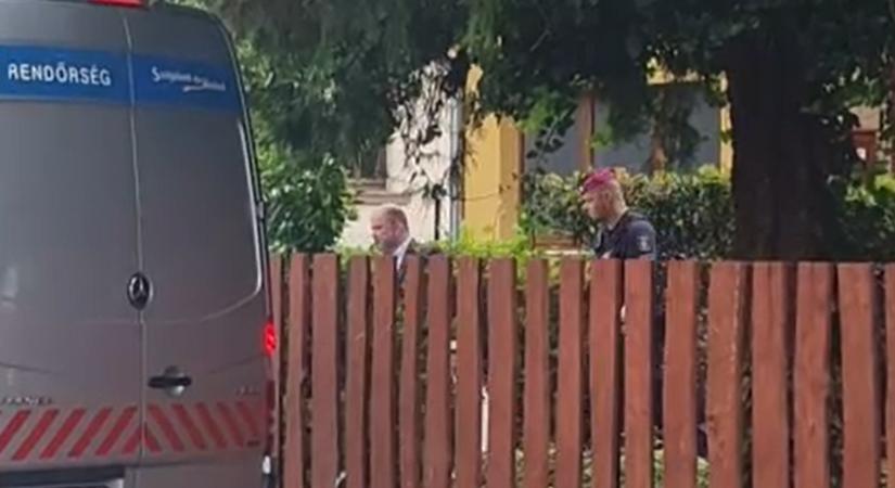 Videón, ahogy rendőrök viszik el a volt fideszes képviselőt az otthonából