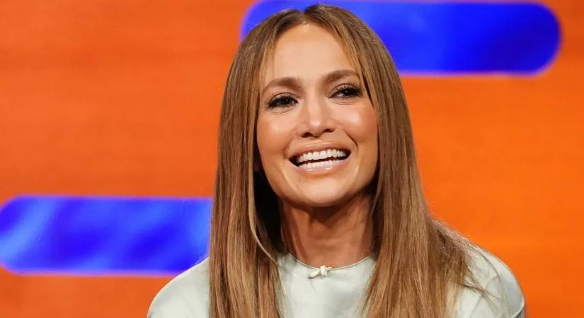 Jennifer Lopez mellei kiestek a testhez simuló ruhájából - Videó