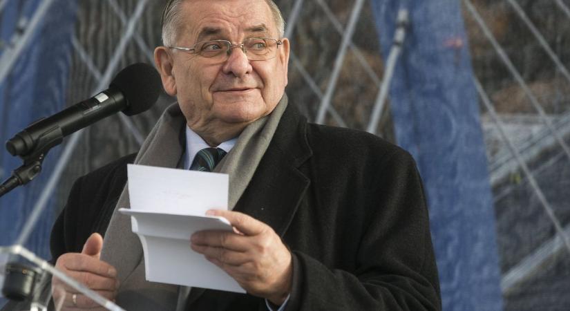 Lezsák Sándor névjegykártyái elégetésével búcsúzott a képviselőségtől