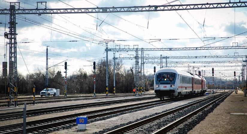 Be sem ült a székbe, máris temeti a projektet: Vitézy Dávid szerint az életben nem fognak 200-zal száguldani a vonatok a Budapest–Belgrádon