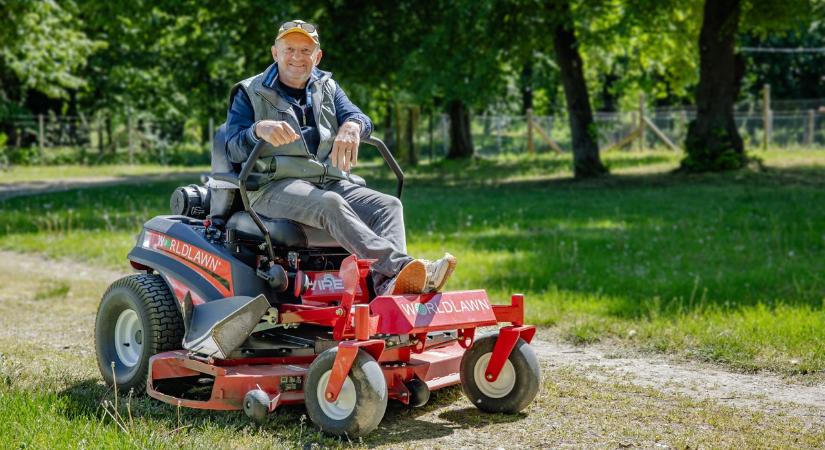 Polgármester traktornyeregben