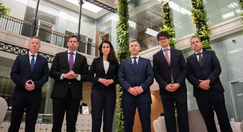 Magyar Péter megmutatta, milyen luxusban dolgozott Orbán Viktor és Rogán Antal – videók és képek