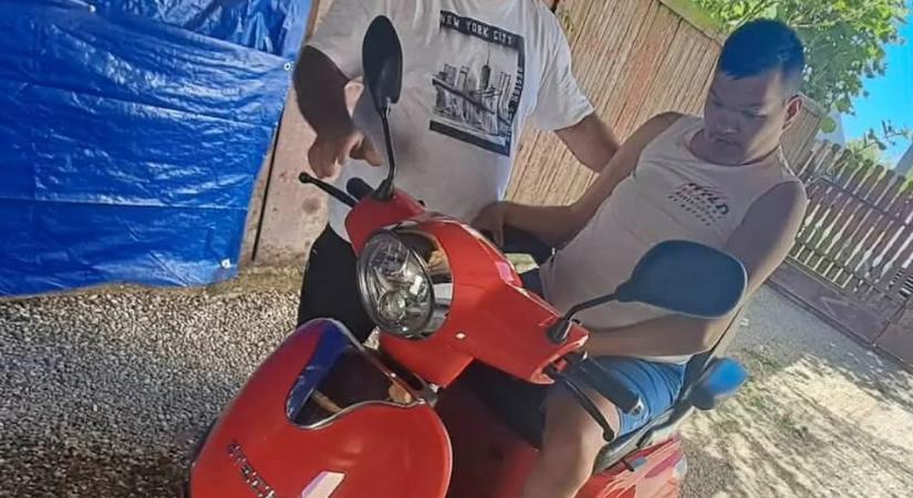 “Valóravált az álmunk” – Piros robogót kapott a fogyatékkal élő Bence