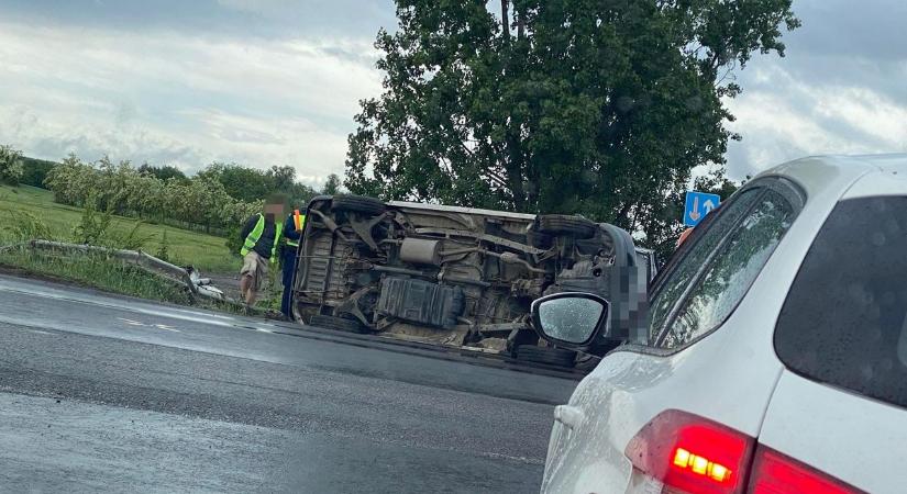 Csúsznak az utak Baranyában: oldalára borult egy autó Hird közelében