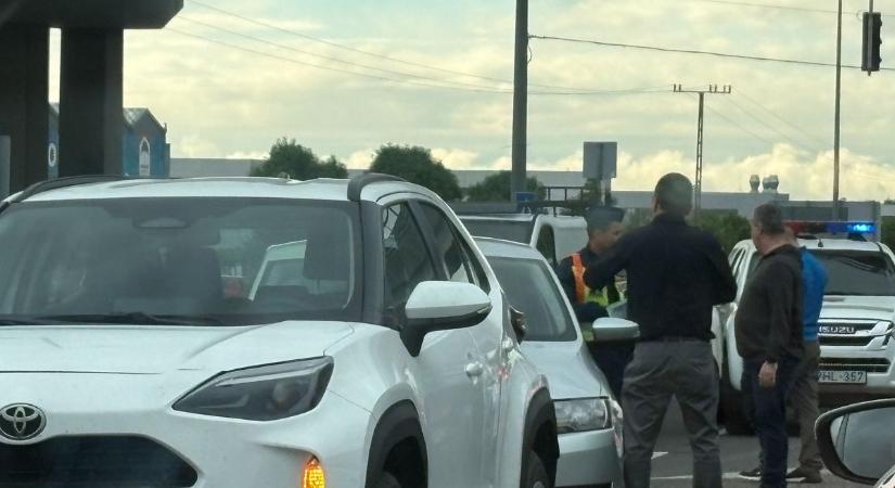 Nem elég a sávlezárás, baleset is történt a 26-oson