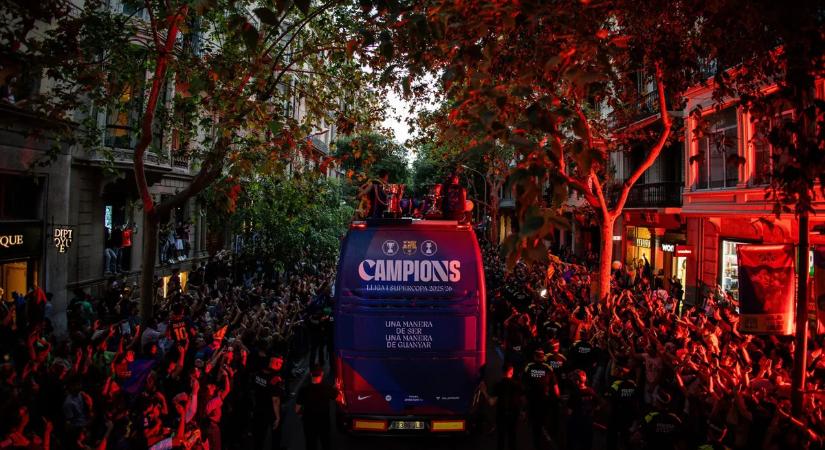 Ez valami egészen hihetetlen: ennyi ember ünnepelte az utcákon a Barcelona bajnoki címét – videó