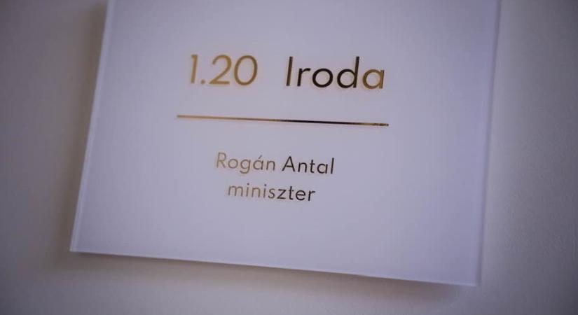 Rogán Antal korábbi minisztériumát is megmutatta Magyar Péter